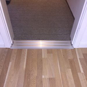 Täckplatta till tröskel, silverfärgad (kräver bortmontering av tröskel)